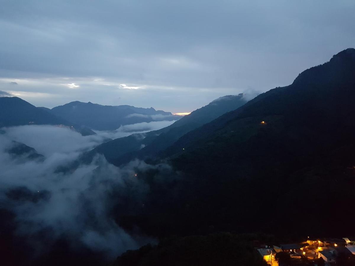 拉拉山周家渡假旅館 Hualing Buitenkant foto